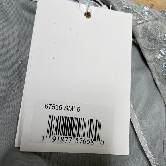 Mac Duggal NWT Embellished V-Neck Illusion Long Sleeve Gown Seamist Size 6 Blue - Picture 7 of 12